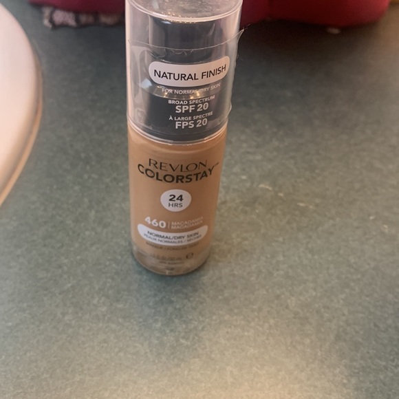 This foundation is Revlon colorstay and the shade is Macadamia 460. 24hrs! - Picture 2 of 3